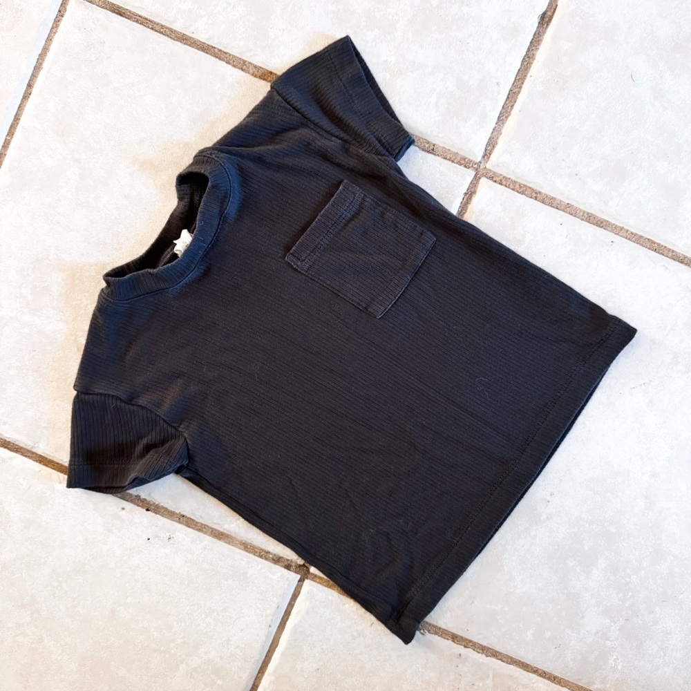 Kate Quinn • Ribbed Tee
